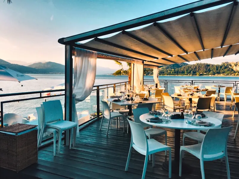 La terrasse, au bord de l'eau