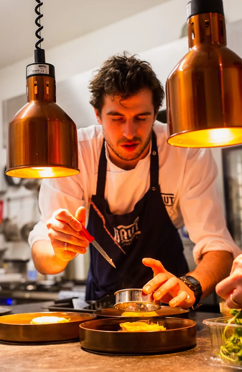 Portrait du chef Julien Lauzeral en cuisine