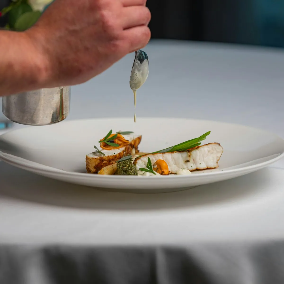 Un plat dressé avec précision