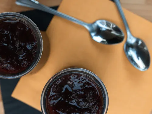 Deux pots de confiture prune et vanille