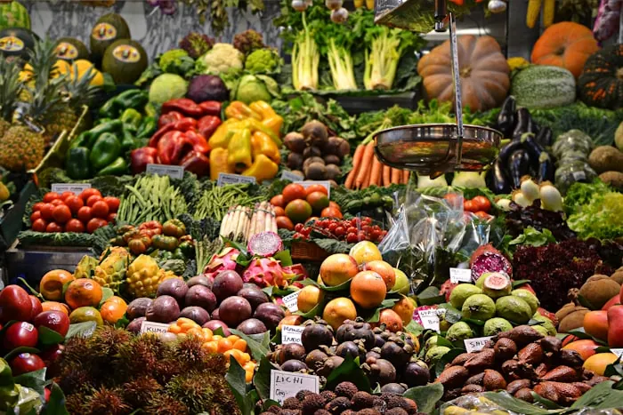 Étal de marché de produits frais