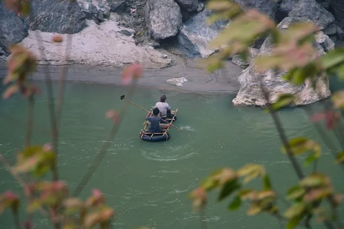 Canoë sur la rivière du Lot bordée de verdure
