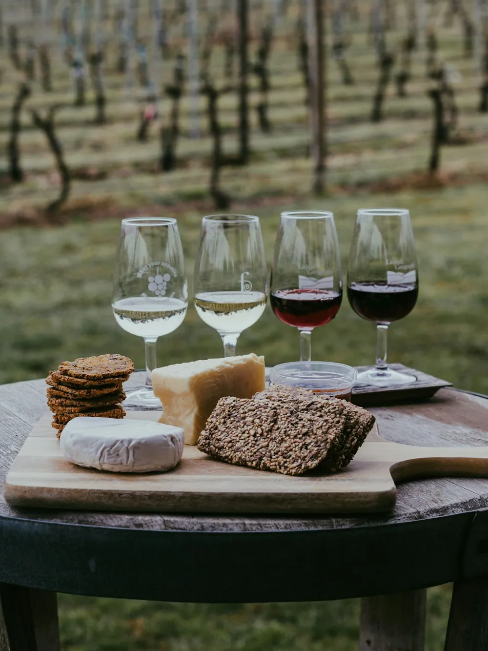 Une dégustation au domaine, verres et fromages